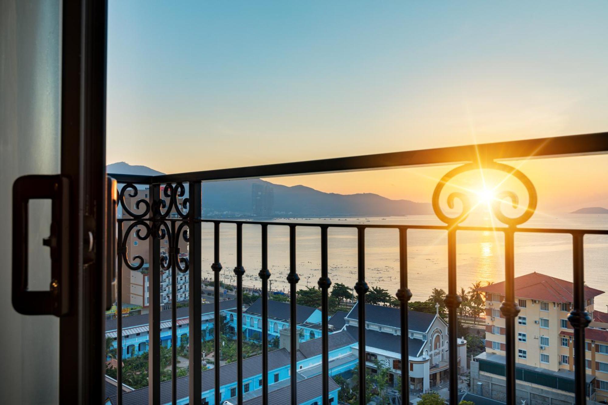 Daphovina Hotel ニャチャン エクステリア 写真